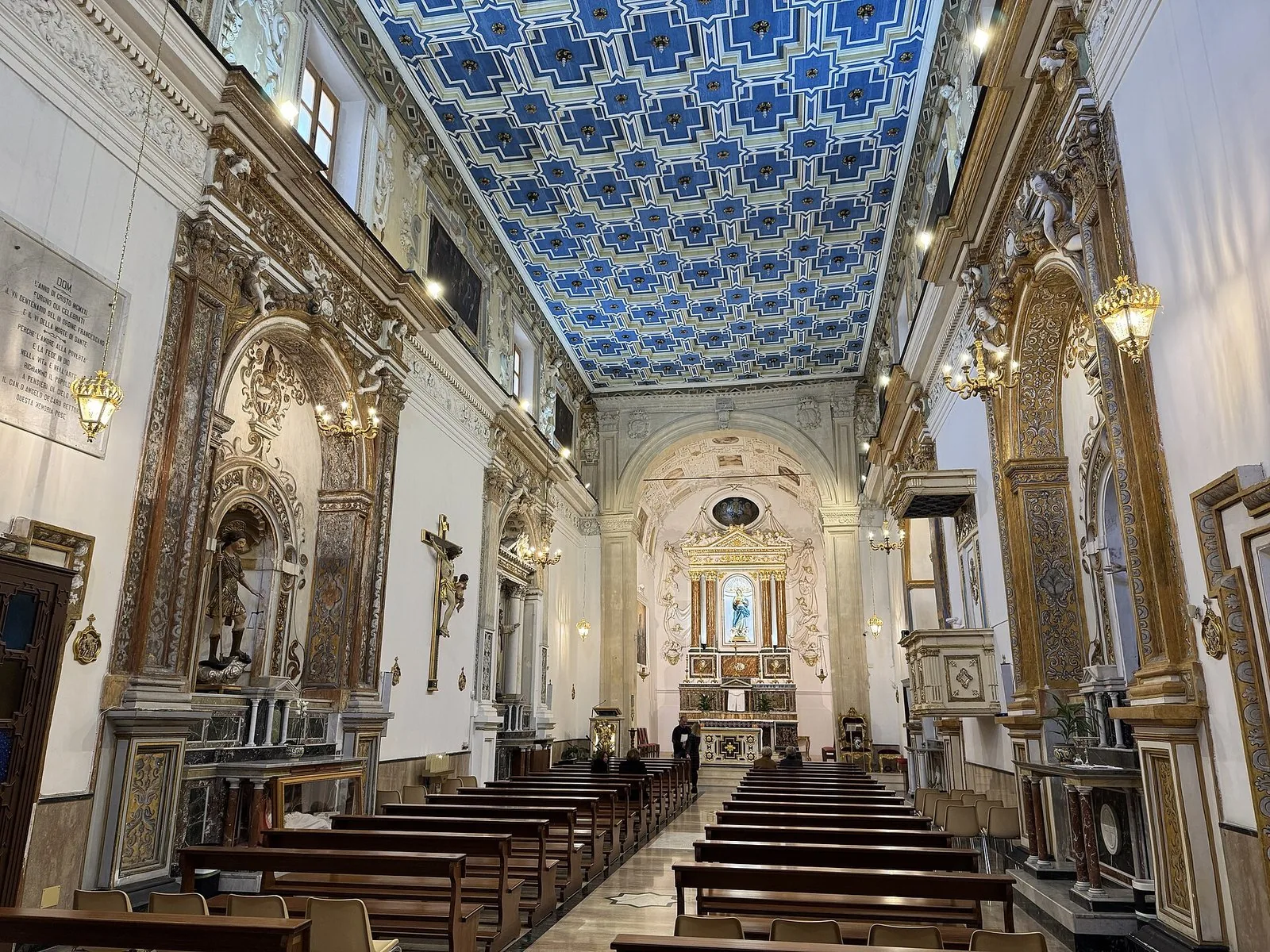 Processione della festa patronale con l'icona mariana portata tra la folla