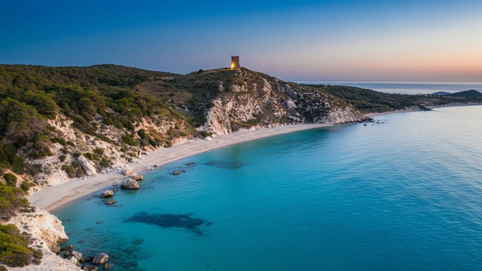 Insenatura con acqua turchese e torre di avvistamento sulla costa gelese